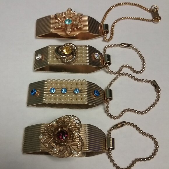 Vintage Gold Tone Glove Clip with Chain 1950's - Picture 2 of 7